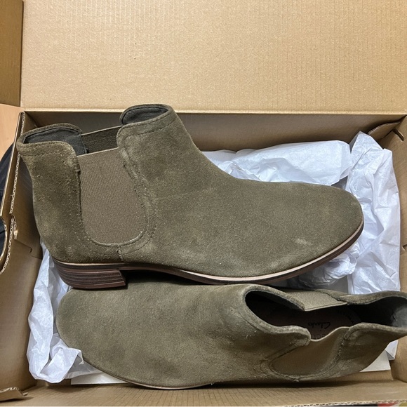 BNIB Clarks Trish Chelsea Boots. - Picture 2 of 3
